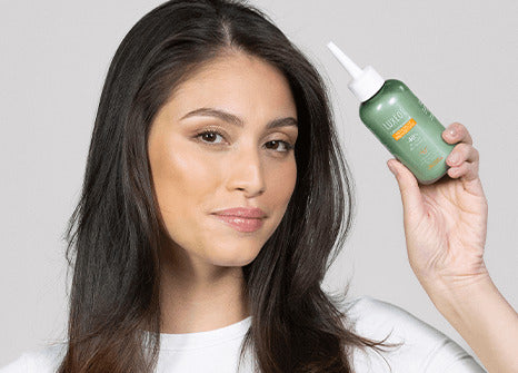 woemn holding in hands hair conditionier