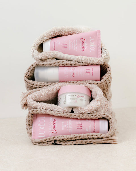 Cirtainu matu kopšanas rutīna ceļojuma izmērs