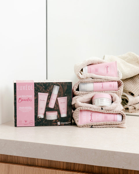 Cirtainu matu kopšanas rutīna ceļojuma izmērs