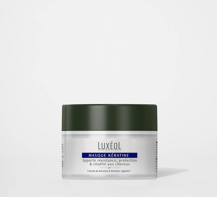 Luxéol keratīna maska 200 ml burkā uz minimāla fona dziļai atjaunošanai un stiprināšanai.